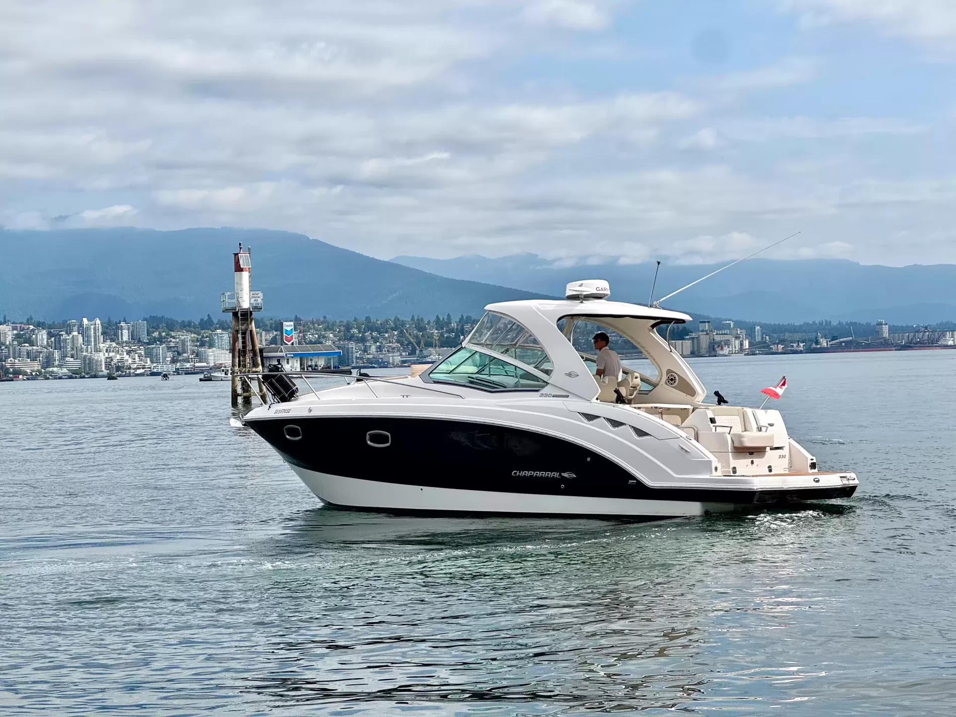 Pre-Owned 2018 Chaparral 330 Signature for Sale | Vancouver, BC | M&P Yacht Centre | 6a912cb785f8ff06d0058ff4