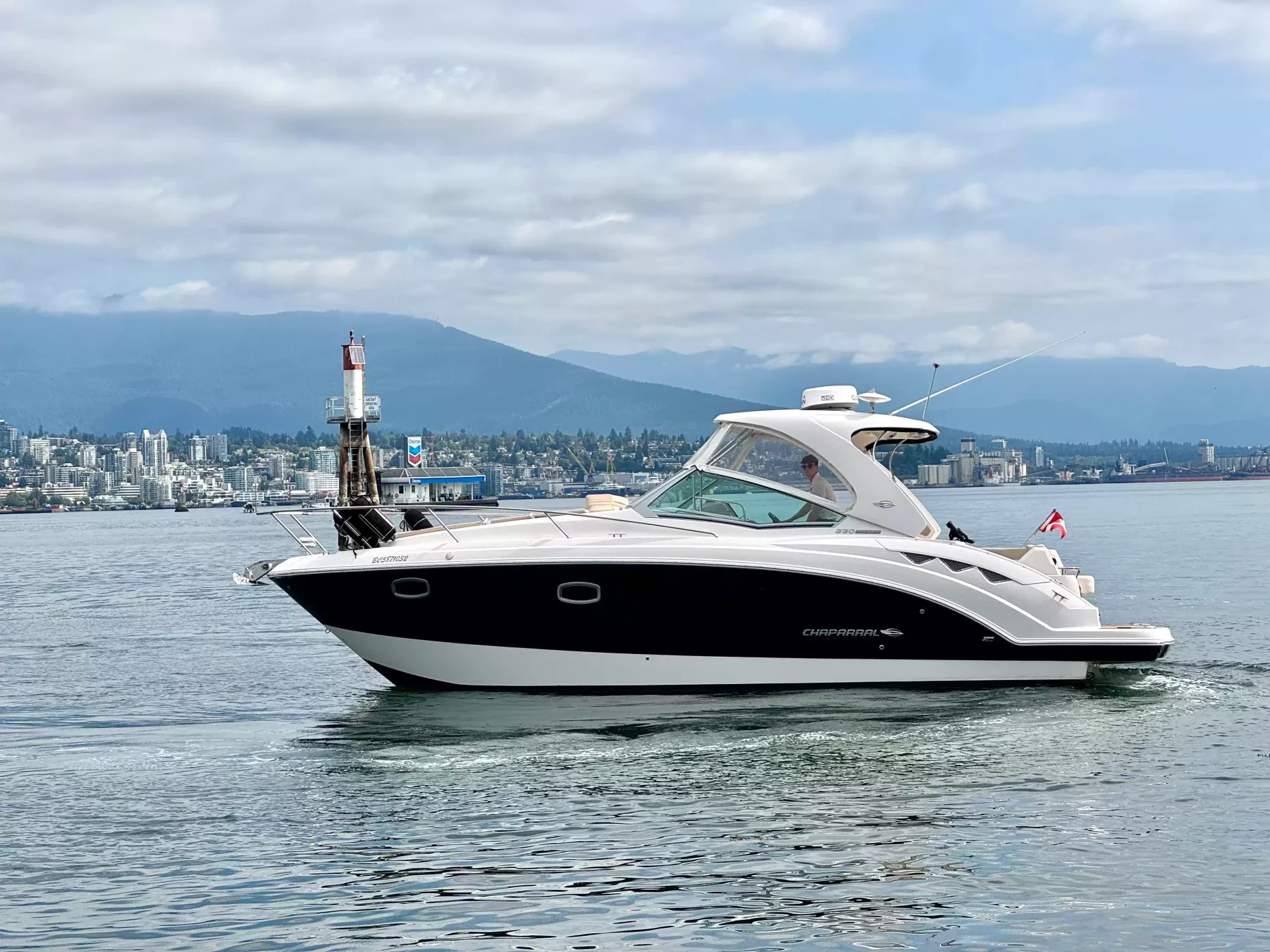 Pre-Owned 2018 Chaparral 330 Signature for Sale | Vancouver, BC | M&P Yacht Centre | 6a912cb785f8ff06d0058ff4