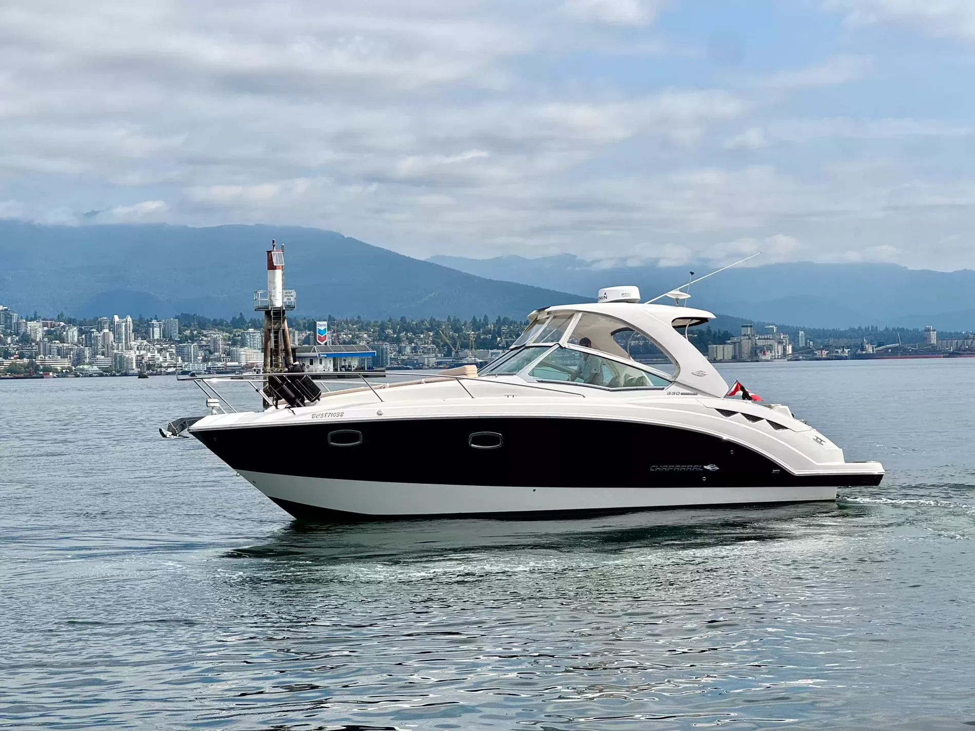 Pre-Owned 2018 Chaparral 330 Signature for Sale | Vancouver, BC | M&P Yacht Centre | 6a912cb785f8ff06d0058ff4