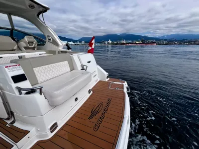 Pre-Owned 2018 Chaparral 330 Signature for Sale | Vancouver, BC | M&P Yacht Centre | 6a912cb785f8ff06d0058ff4
