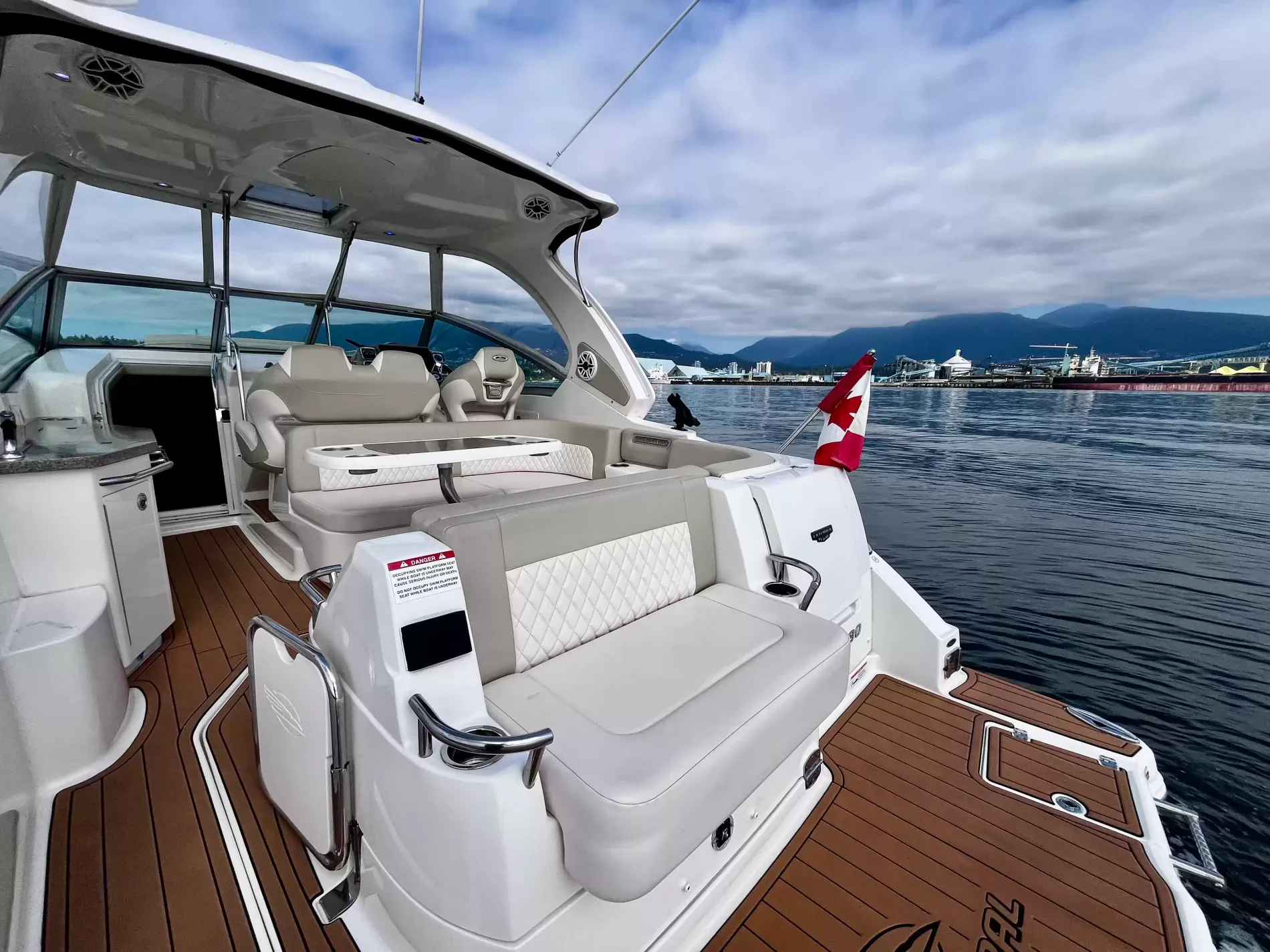 Pre-Owned 2018 Chaparral 330 Signature for Sale | Vancouver, BC | M&P Yacht Centre | 6a912cb785f8ff06d0058ff4