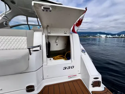 Pre-Owned 2018 Chaparral 330 Signature for Sale | Vancouver, BC | M&P Yacht Centre | 6a912cb785f8ff06d0058ff4