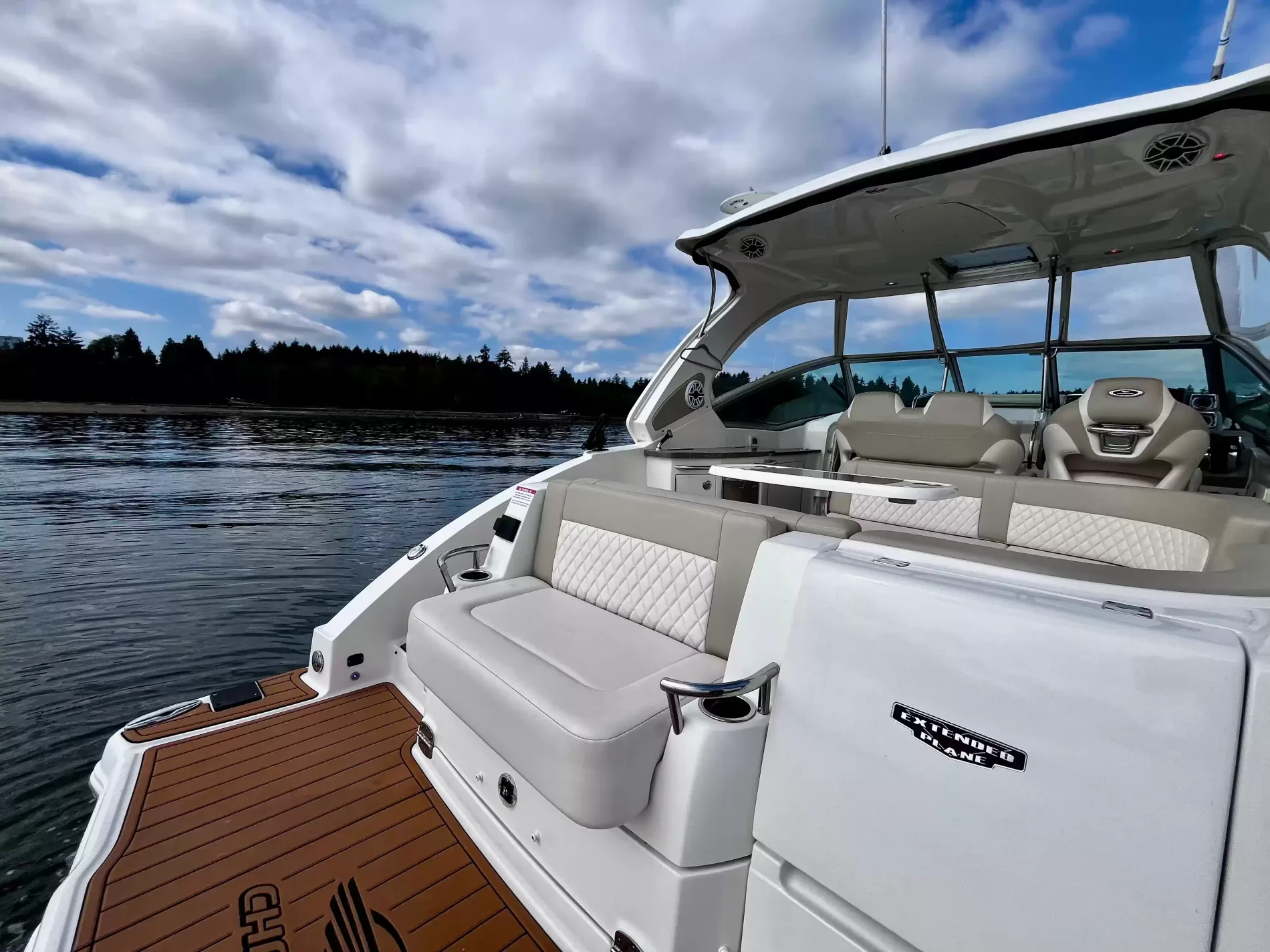 Pre-Owned 2018 Chaparral 330 Signature for Sale | Vancouver, BC | M&P Yacht Centre | 6a912cb785f8ff06d0058ff4