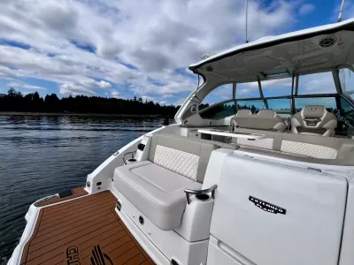 Pre-Owned 2018 Chaparral 330 Signature for Sale | Vancouver, BC | M&P Yacht Centre | 6a912cb785f8ff06d0058ff4