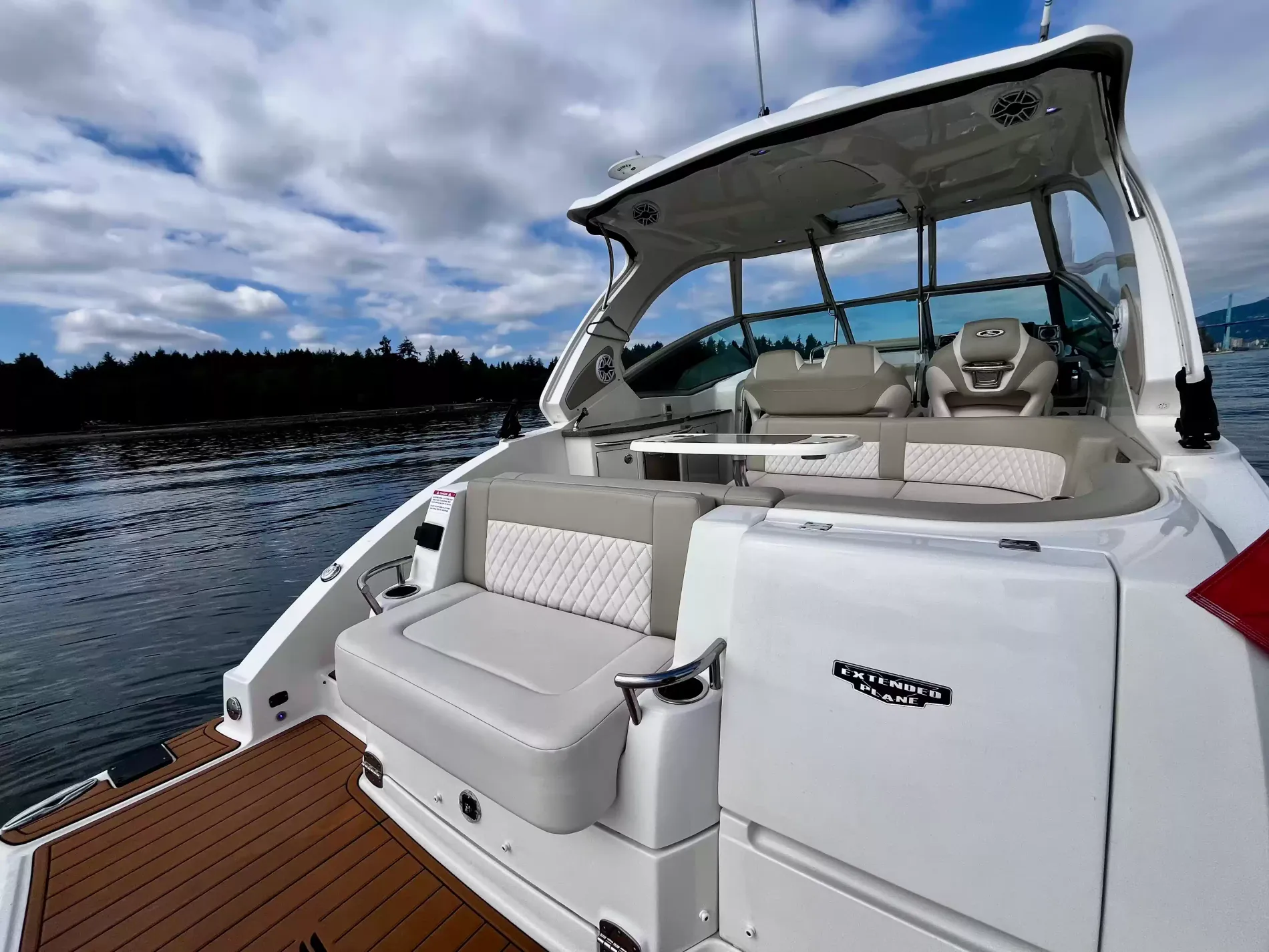 Pre-Owned 2018 Chaparral 330 Signature for Sale | Vancouver, BC | M&P Yacht Centre | 6a912cb785f8ff06d0058ff4