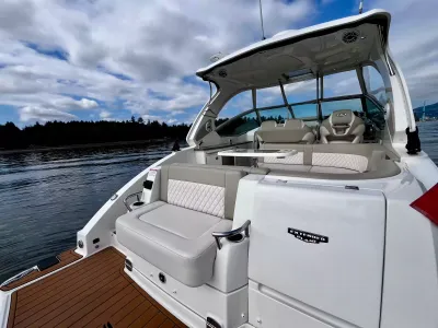 Pre-Owned 2018 Chaparral 330 Signature for Sale | Vancouver, BC | M&P Yacht Centre | 6a912cb785f8ff06d0058ff4
