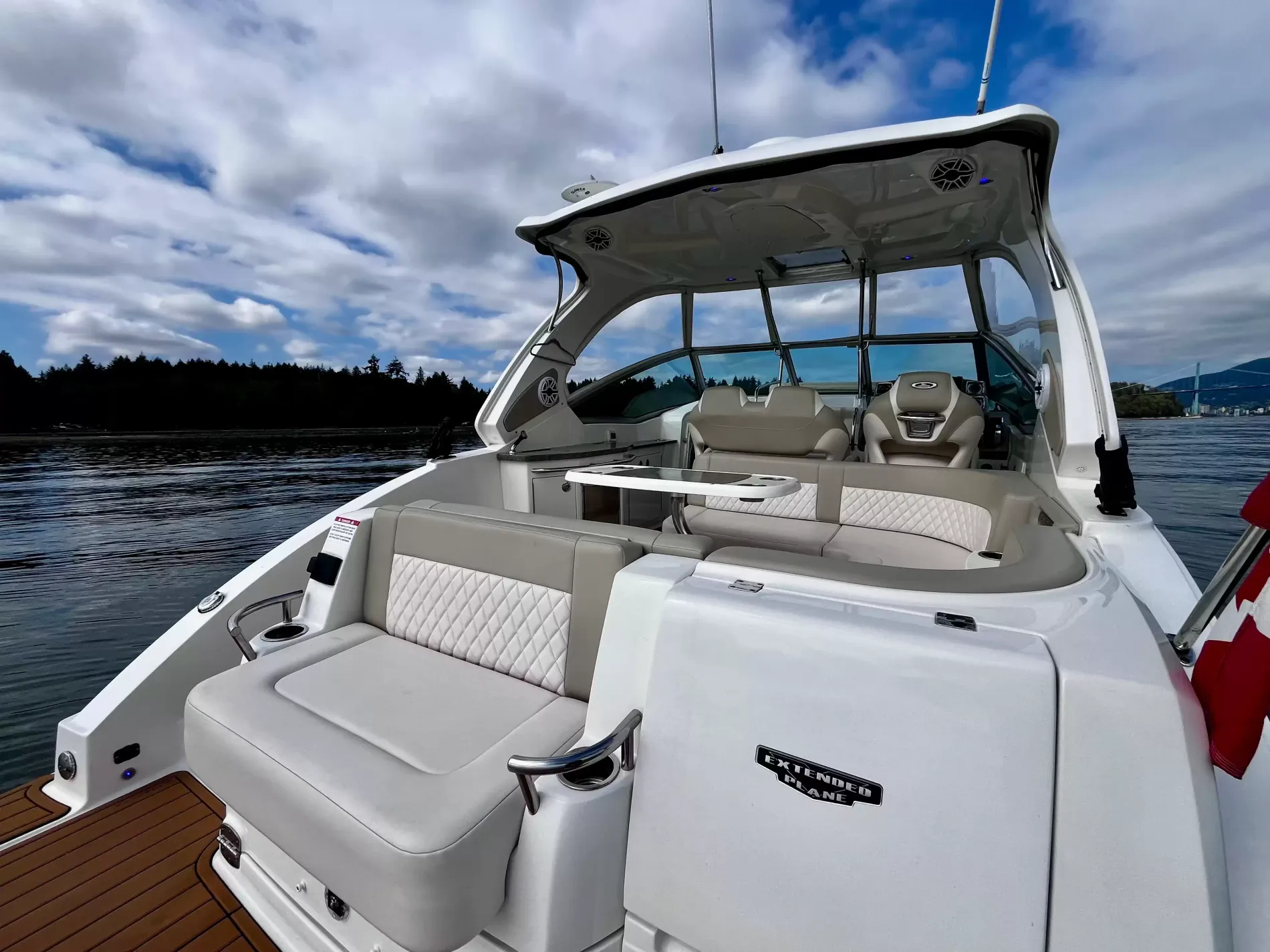 Pre-Owned 2018 Chaparral 330 Signature for Sale | Vancouver, BC | M&P Yacht Centre | 6a912cb785f8ff06d0058ff4