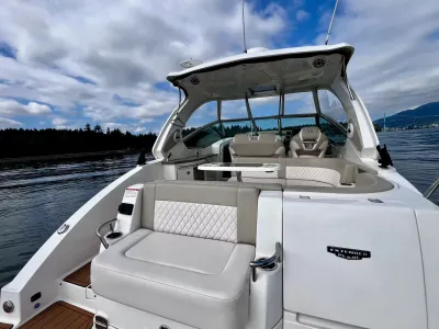 Pre-Owned 2018 Chaparral 330 Signature for Sale | Vancouver, BC | M&P Yacht Centre | 6a912cb785f8ff06d0058ff4