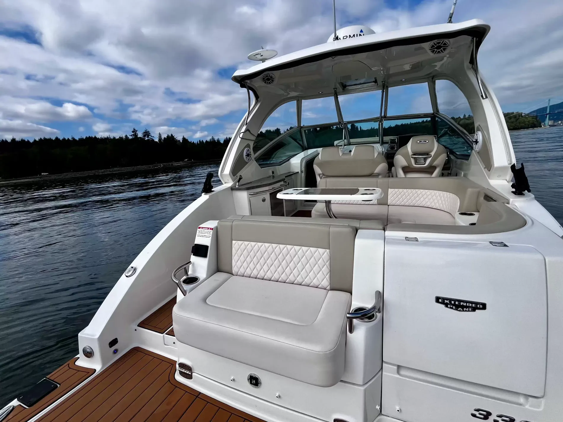 Pre-Owned 2018 Chaparral 330 Signature for Sale | Vancouver, BC | M&P Yacht Centre | 6a912cb785f8ff06d0058ff4