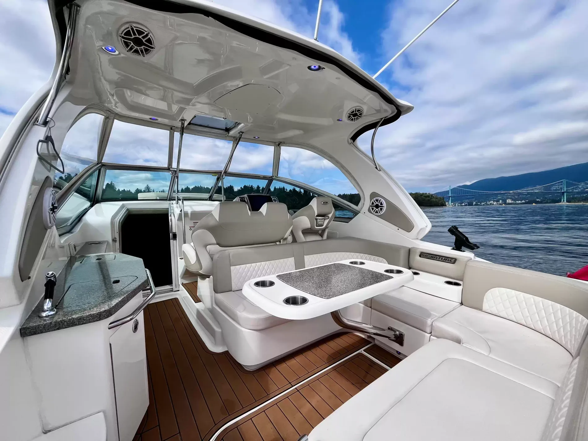 Pre-Owned 2018 Chaparral 330 Signature for Sale | Vancouver, BC | M&P Yacht Centre | 6a912cb785f8ff06d0058ff4