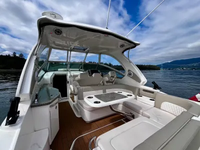 Pre-Owned 2018 Chaparral 330 Signature for Sale | Vancouver, BC | M&P Yacht Centre | 6a912cb785f8ff06d0058ff4