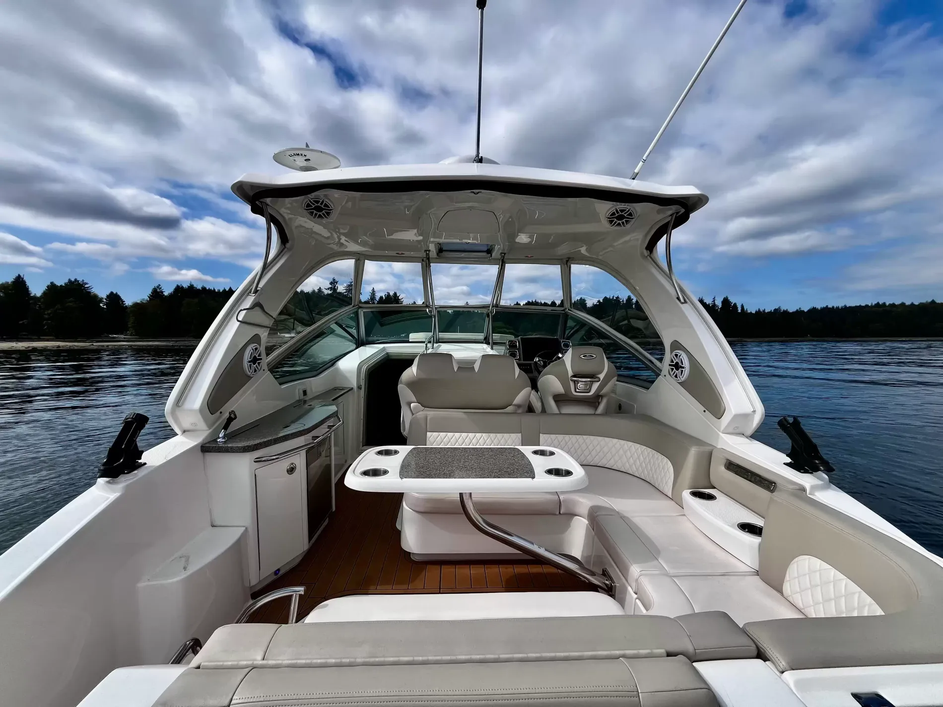 Pre-Owned 2018 Chaparral 330 Signature for Sale | Vancouver, BC | M&P Yacht Centre | 6a912cb785f8ff06d0058ff4