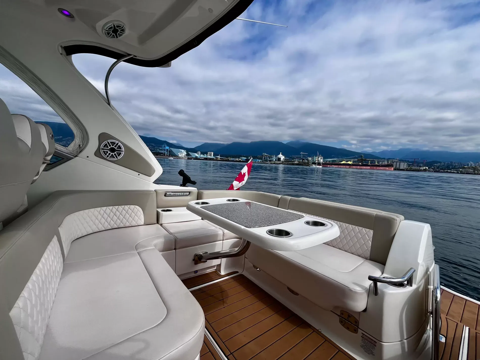 Pre-Owned 2018 Chaparral 330 Signature for Sale | Vancouver, BC | M&P Yacht Centre | 6a912cb785f8ff06d0058ff4