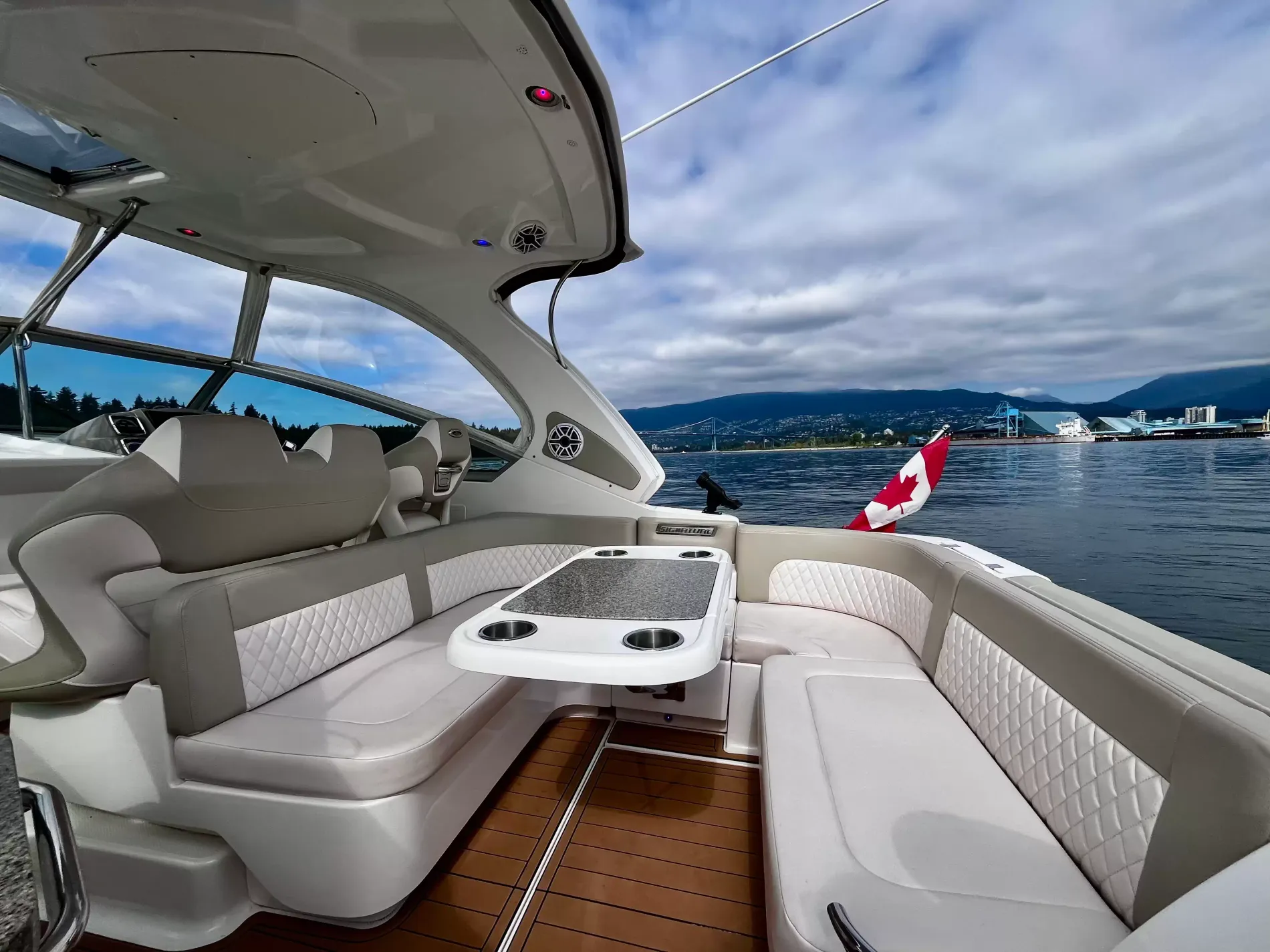 Pre-Owned 2018 Chaparral 330 Signature for Sale | Vancouver, BC | M&P Yacht Centre | 6a912cb785f8ff06d0058ff4
