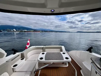 Pre-Owned 2018 Chaparral 330 Signature for Sale | Vancouver, BC | M&P Yacht Centre | 6a912cb785f8ff06d0058ff4