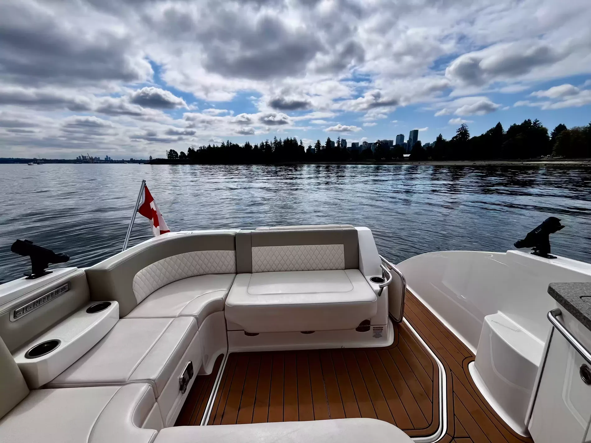 Pre-Owned 2018 Chaparral 330 Signature for Sale | Vancouver, BC | M&P Yacht Centre | 6a912cb785f8ff06d0058ff4