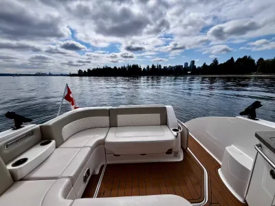 Pre-Owned 2018 Chaparral 330 Signature for Sale | Vancouver, BC | M&P Yacht Centre | 6a912cb785f8ff06d0058ff4