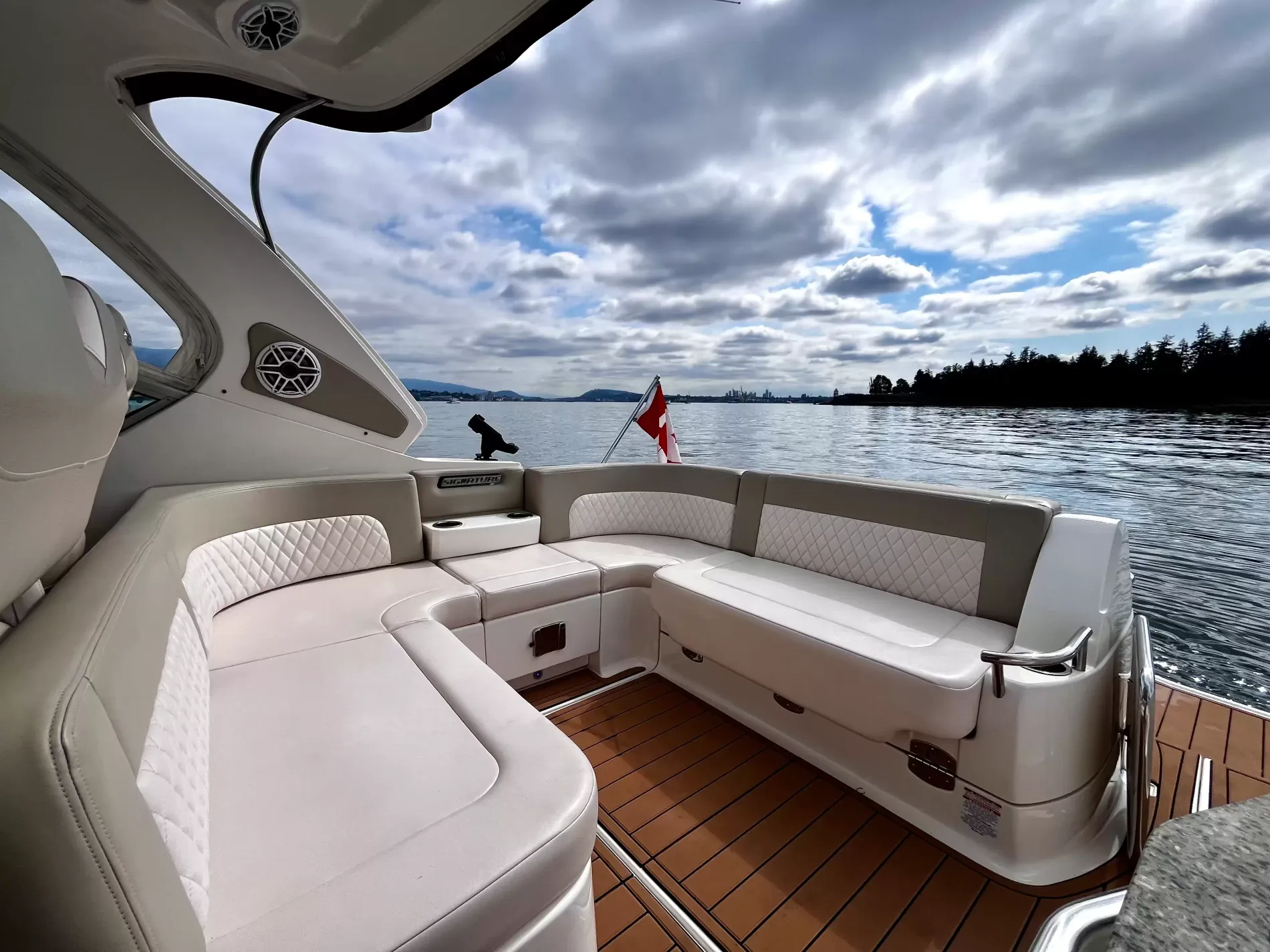 Pre-Owned 2018 Chaparral 330 Signature for Sale | Vancouver, BC | M&P Yacht Centre | 6a912cb785f8ff06d0058ff4