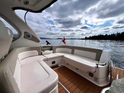 Pre-Owned 2018 Chaparral 330 Signature for Sale | Vancouver, BC | M&P Yacht Centre | 6a912cb785f8ff06d0058ff4