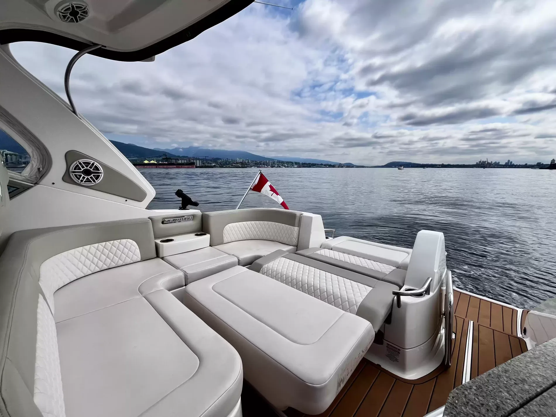 Pre-Owned 2018 Chaparral 330 Signature for Sale | Vancouver, BC | M&P Yacht Centre | 6a912cb785f8ff06d0058ff4