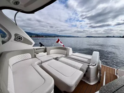 Pre-Owned 2018 Chaparral 330 Signature for Sale | Vancouver, BC | M&P Yacht Centre | 6a912cb785f8ff06d0058ff4