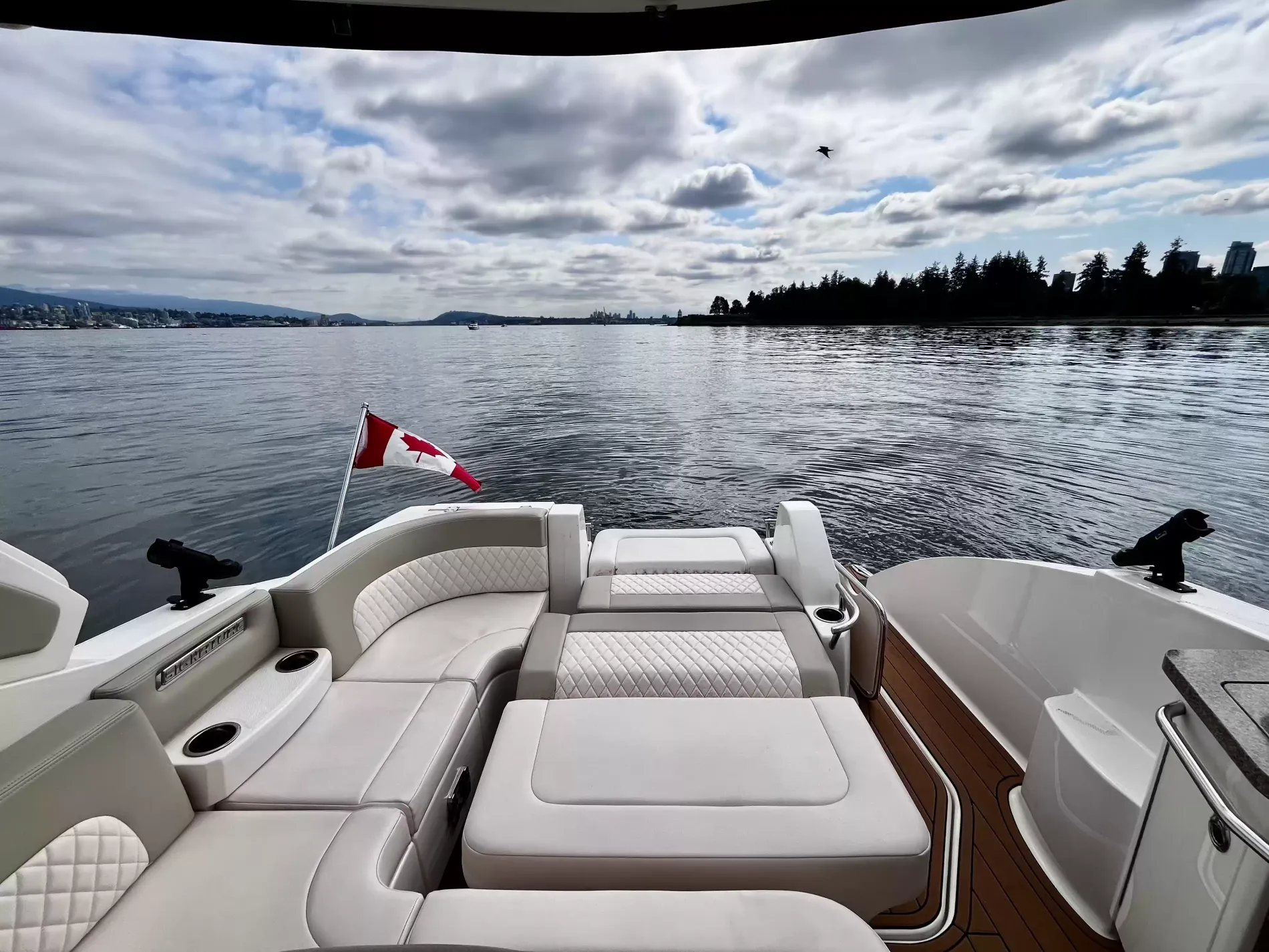 Pre-Owned 2018 Chaparral 330 Signature for Sale | Vancouver, BC | M&P Yacht Centre | 6a912cb785f8ff06d0058ff4
