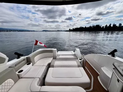 Pre-Owned 2018 Chaparral 330 Signature for Sale | Vancouver, BC | M&P Yacht Centre | 6a912cb785f8ff06d0058ff4