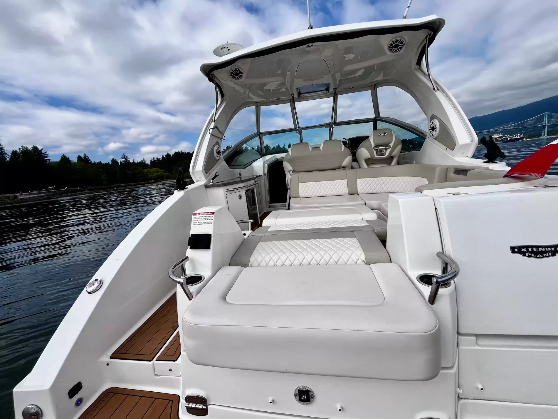 Pre-Owned 2018 Chaparral 330 Signature for Sale | Vancouver, BC | M&P Yacht Centre | 6a912cb785f8ff06d0058ff4