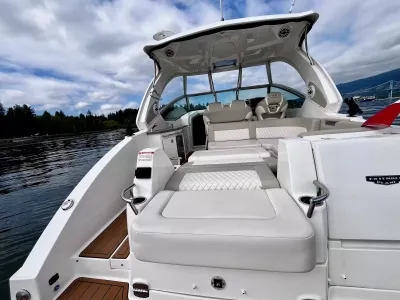 Pre-Owned 2018 Chaparral 330 Signature for Sale | Vancouver, BC | M&P Yacht Centre | 6a912cb785f8ff06d0058ff4