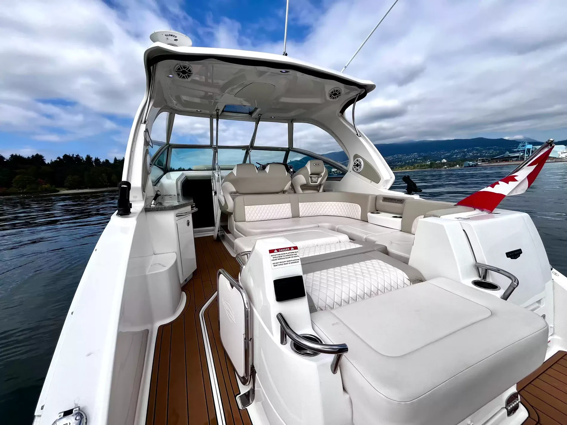 Pre-Owned 2018 Chaparral 330 Signature for Sale | Vancouver, BC | M&P Yacht Centre | 6a912cb785f8ff06d0058ff4
