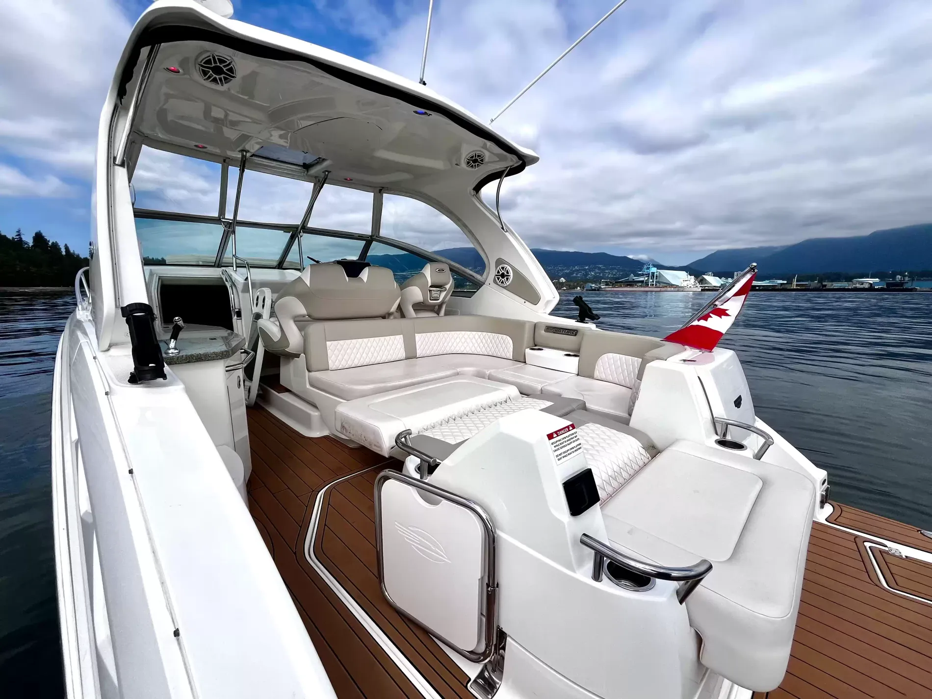 Pre-Owned 2018 Chaparral 330 Signature for Sale | Vancouver, BC | M&P Yacht Centre | 6a912cb785f8ff06d0058ff4