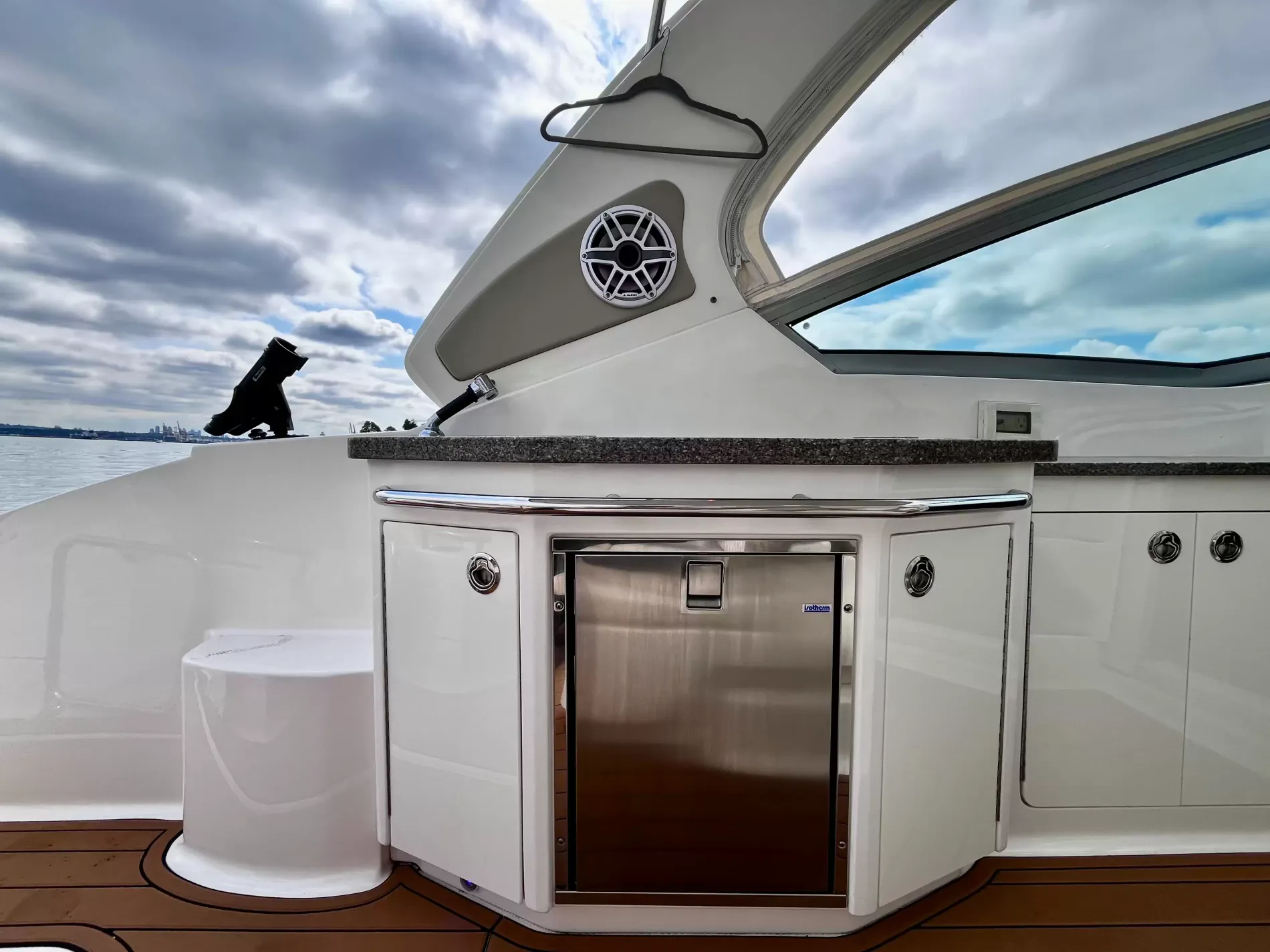 Pre-Owned 2018 Chaparral 330 Signature for Sale | Vancouver, BC | M&P Yacht Centre | 6a912cb785f8ff06d0058ff4