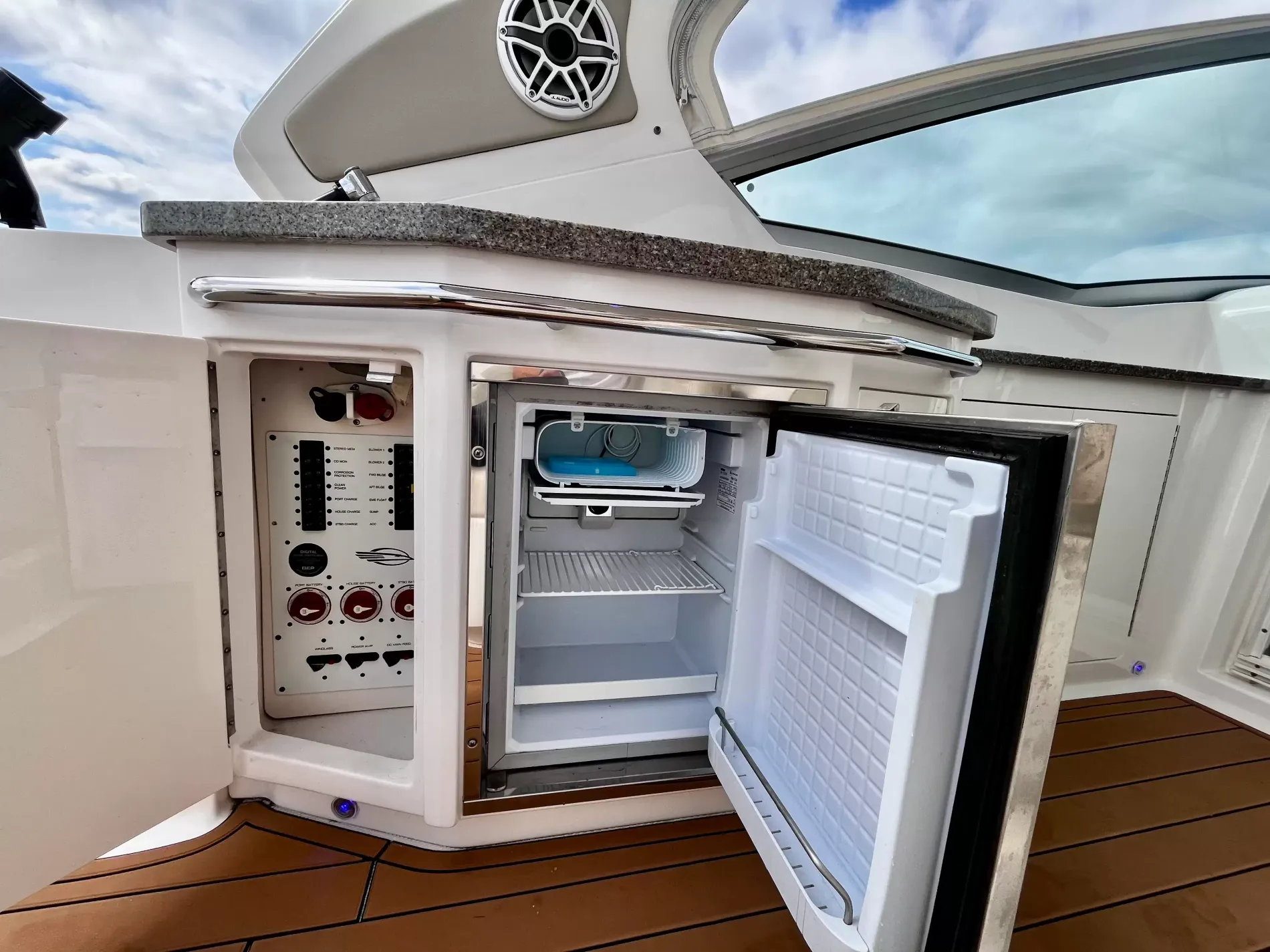 Pre-Owned 2018 Chaparral 330 Signature for Sale | Vancouver, BC | M&P Yacht Centre | 6a912cb785f8ff06d0058ff4