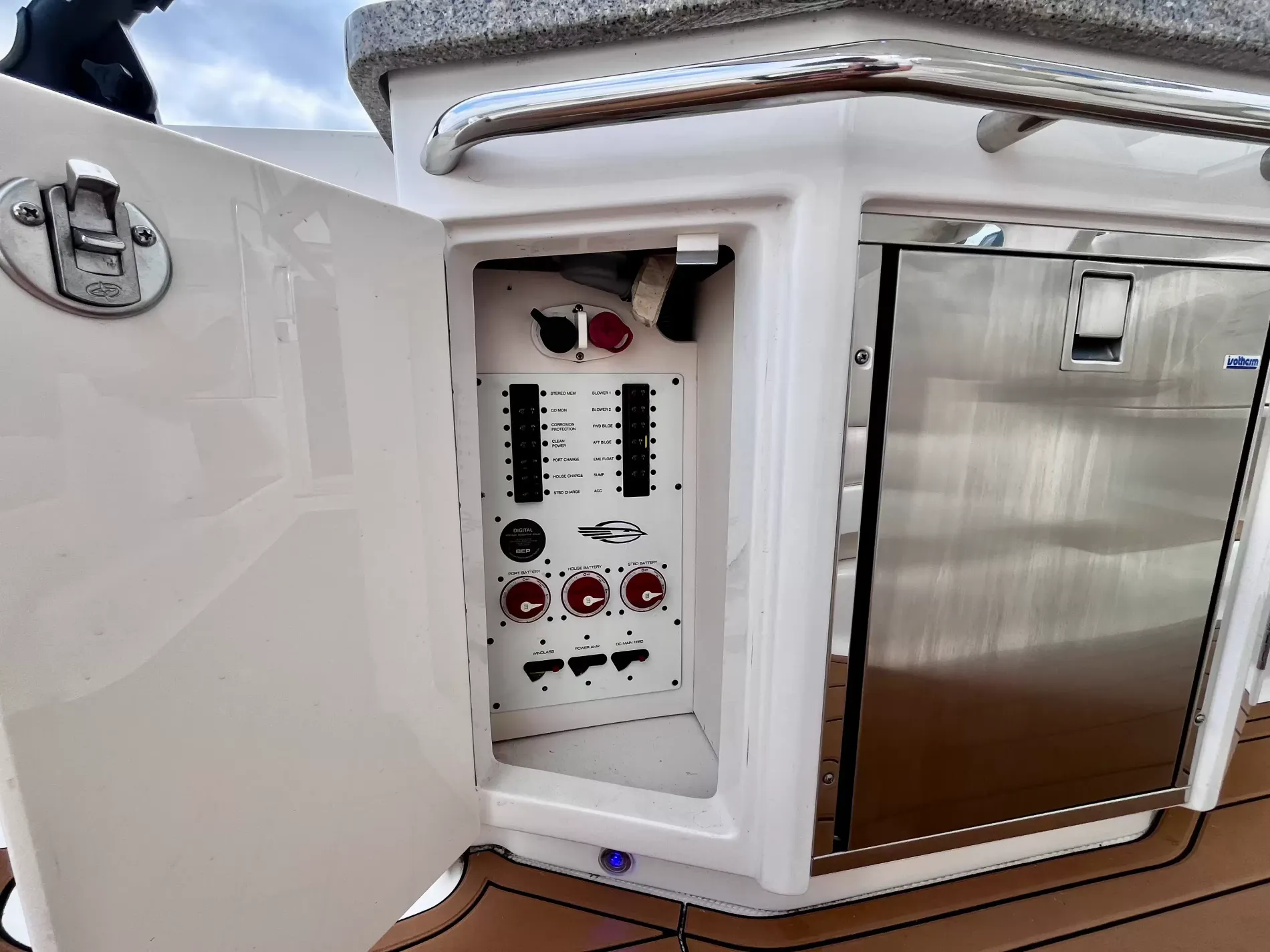 Pre-Owned 2018 Chaparral 330 Signature for Sale | Vancouver, BC | M&P Yacht Centre | 6a912cb785f8ff06d0058ff4