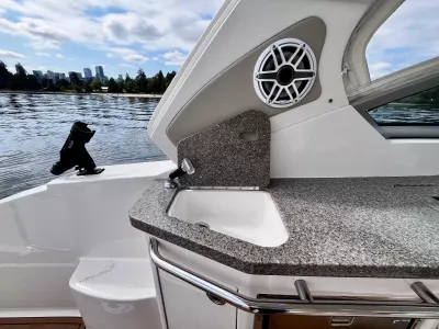 Pre-Owned 2018 Chaparral 330 Signature for Sale | Vancouver, BC | M&P Yacht Centre | 6a912cb785f8ff06d0058ff4