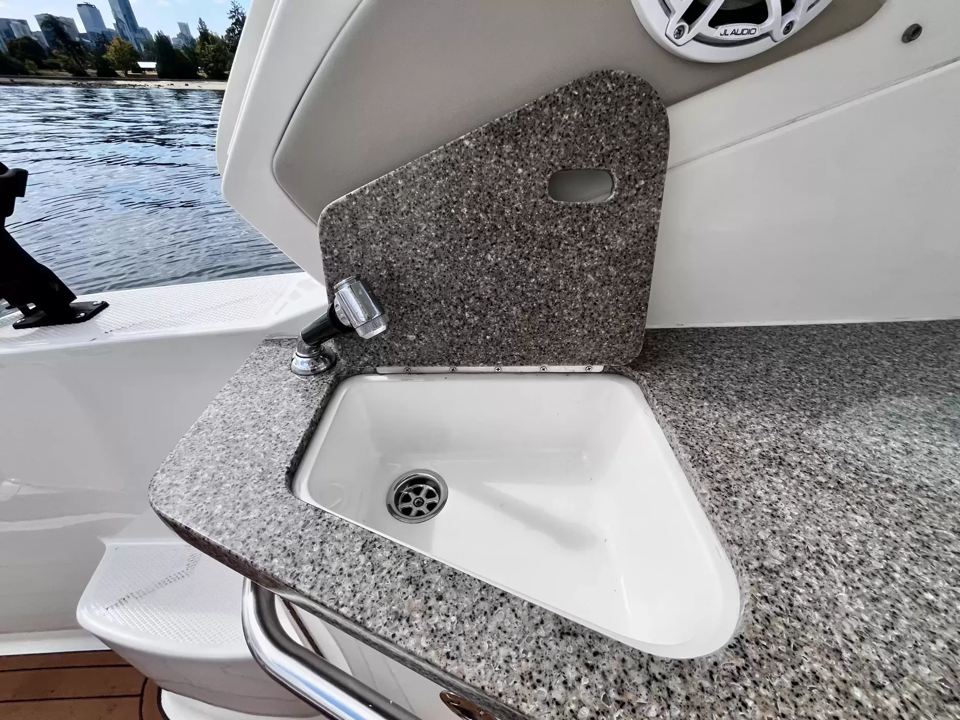 Pre-Owned 2018 Chaparral 330 Signature for Sale | Vancouver, BC | M&P Yacht Centre | 6a912cb785f8ff06d0058ff4
