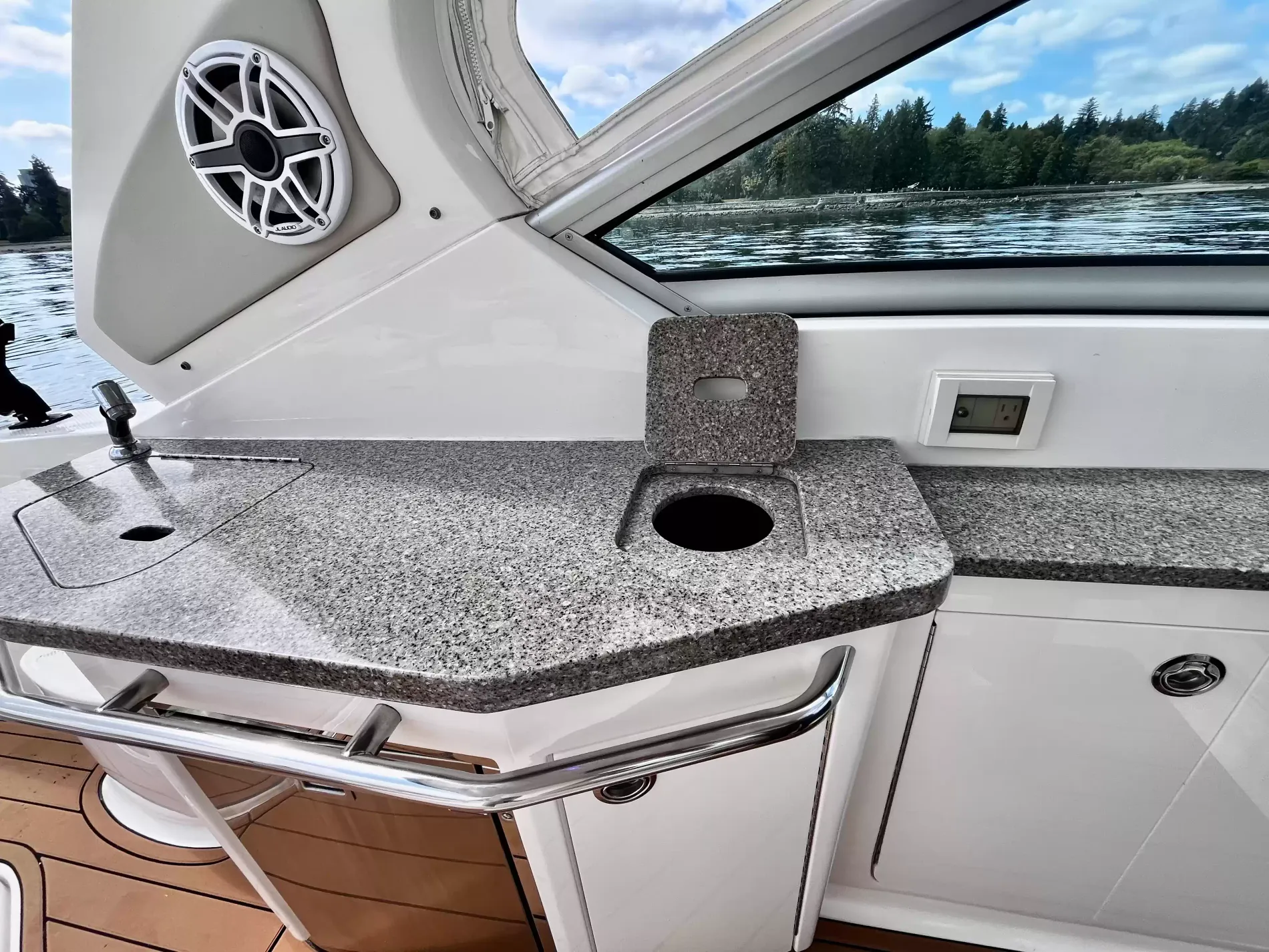Pre-Owned 2018 Chaparral 330 Signature for Sale | Vancouver, BC | M&P Yacht Centre | 6a912cb785f8ff06d0058ff4
