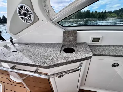 Pre-Owned 2018 Chaparral 330 Signature for Sale | Vancouver, BC | M&P Yacht Centre | 6a912cb785f8ff06d0058ff4