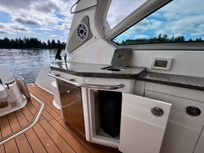 Pre-Owned 2018 Chaparral 330 Signature for Sale | Vancouver, BC | M&P Yacht Centre | 6a912cb785f8ff06d0058ff4