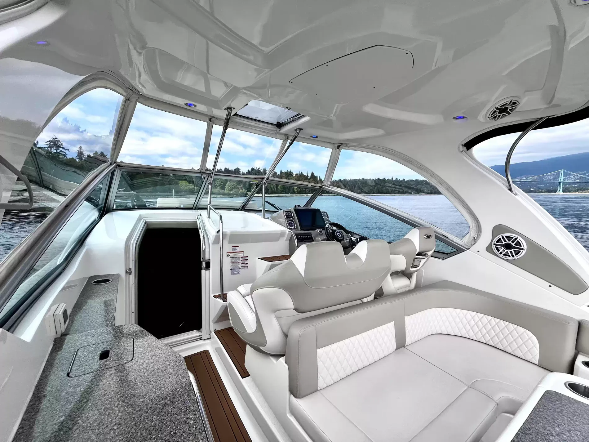 Pre-Owned 2018 Chaparral 330 Signature for Sale | Vancouver, BC | M&P Yacht Centre | 6a912cb785f8ff06d0058ff4