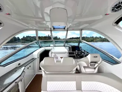 Pre-Owned 2018 Chaparral 330 Signature for Sale | Vancouver, BC | M&P Yacht Centre | 6a912cb785f8ff06d0058ff4