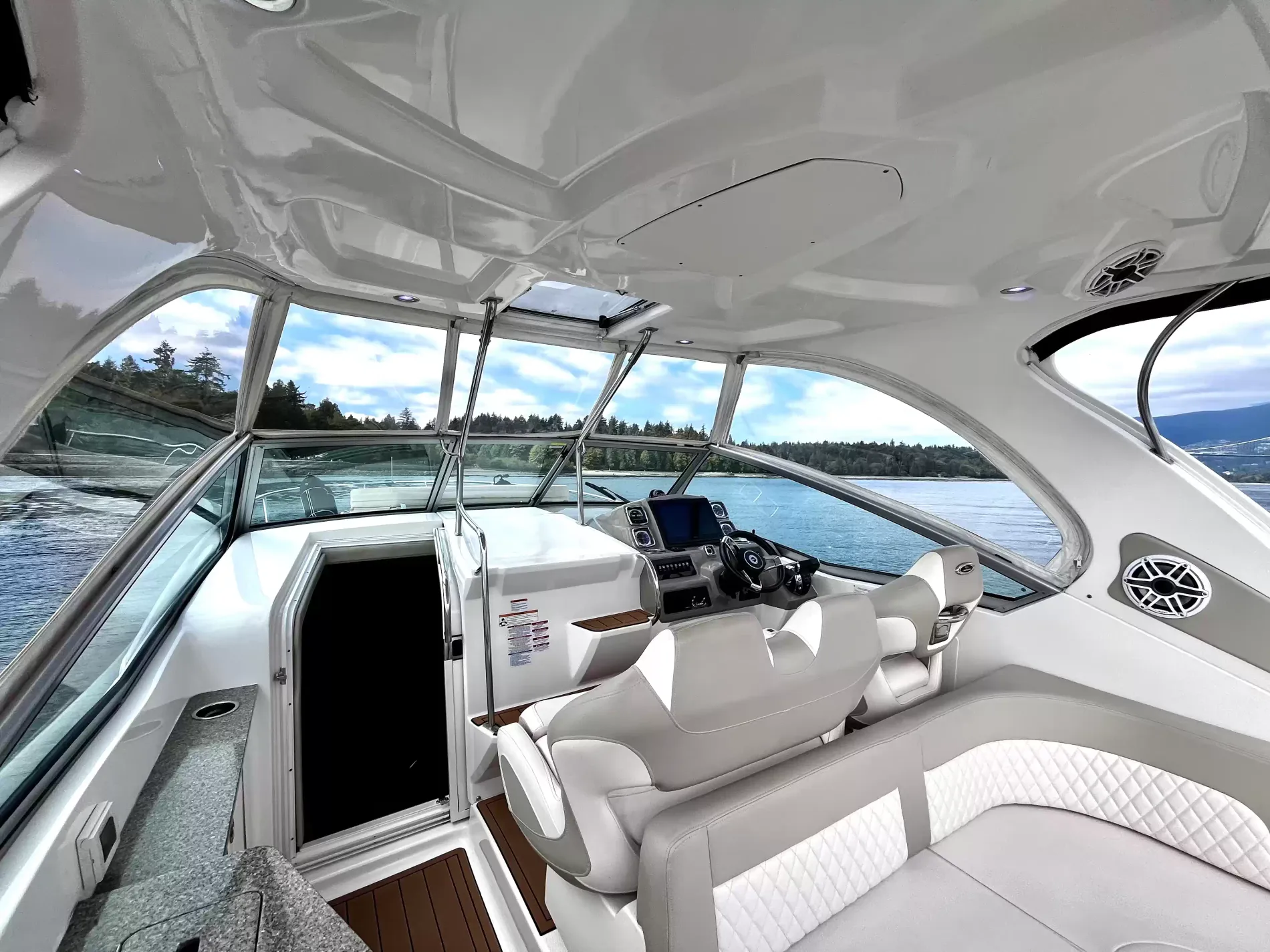 Pre-Owned 2018 Chaparral 330 Signature for Sale | Vancouver, BC | M&P Yacht Centre | 6a912cb785f8ff06d0058ff4