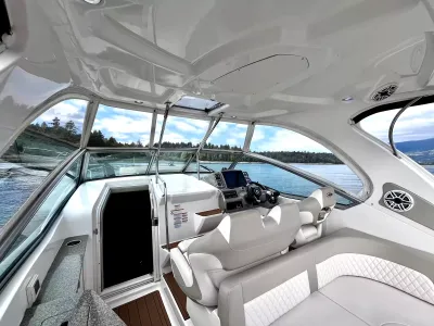 Pre-Owned 2018 Chaparral 330 Signature for Sale | Vancouver, BC | M&P Yacht Centre | 6a912cb785f8ff06d0058ff4