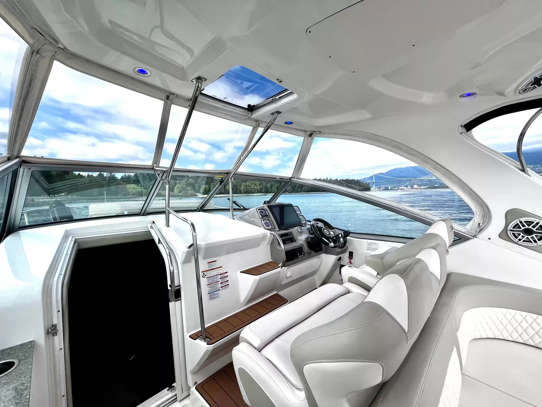 Pre-Owned 2018 Chaparral 330 Signature for Sale | Vancouver, BC | M&P Yacht Centre | 6a912cb785f8ff06d0058ff4