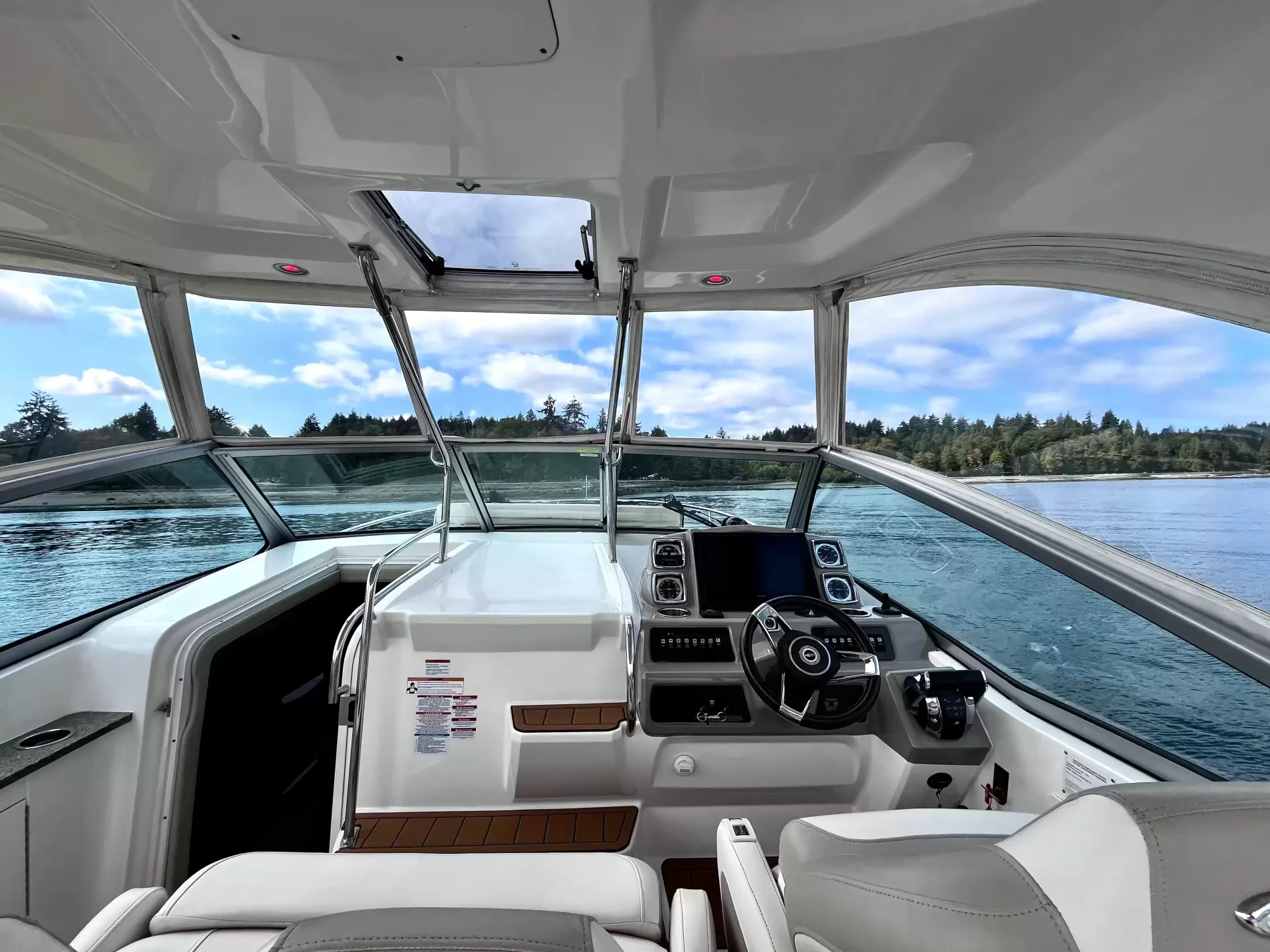 Pre-Owned 2018 Chaparral 330 Signature for Sale | Vancouver, BC | M&P Yacht Centre | 6a912cb785f8ff06d0058ff4