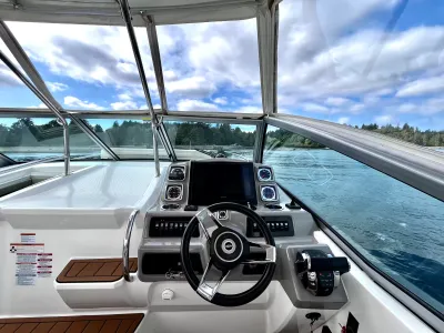 Pre-Owned 2018 Chaparral 330 Signature for Sale | Vancouver, BC | M&P Yacht Centre | 6a912cb785f8ff06d0058ff4