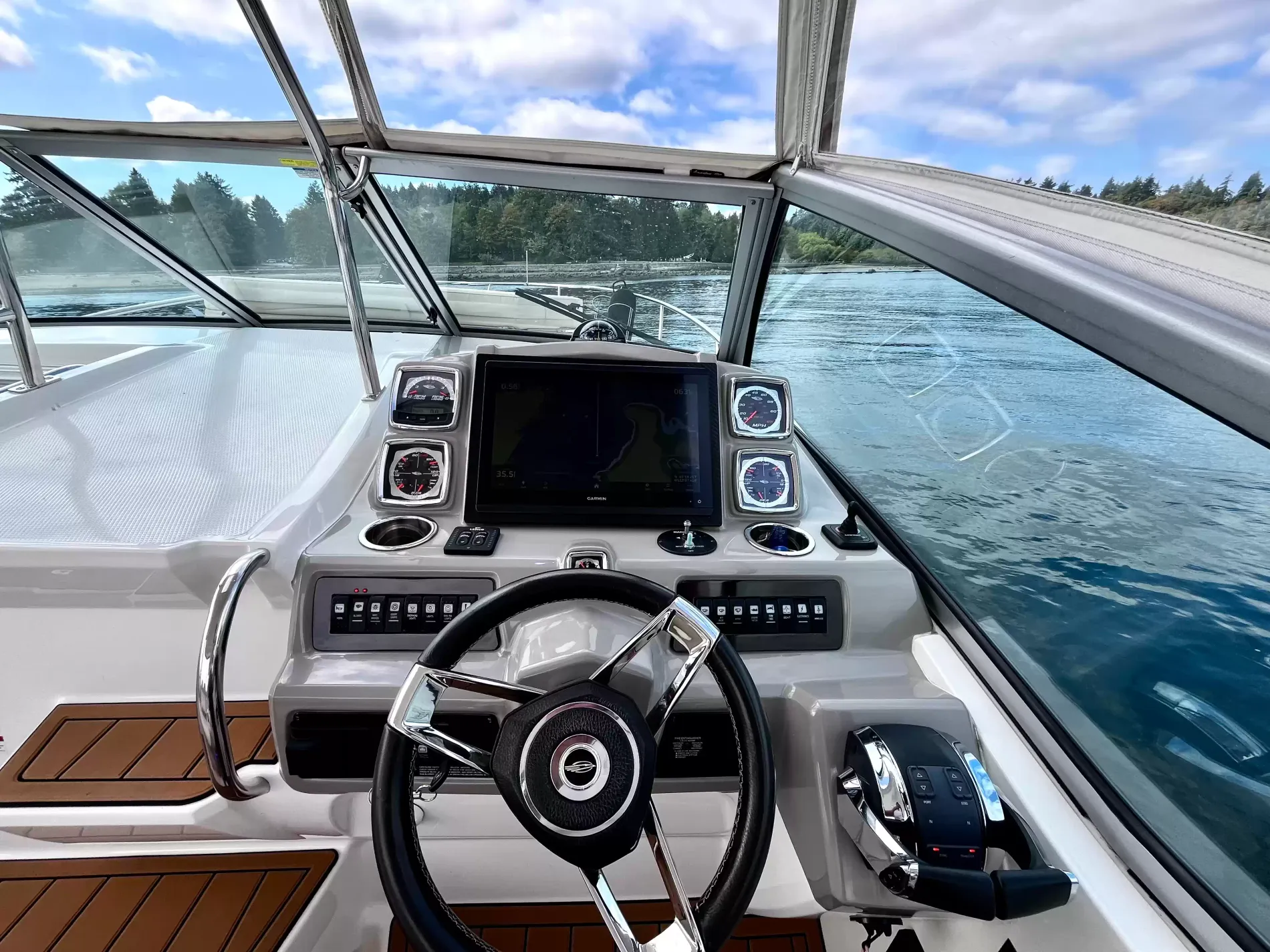 Pre-Owned 2018 Chaparral 330 Signature for Sale | Vancouver, BC | M&P Yacht Centre | 6a912cb785f8ff06d0058ff4