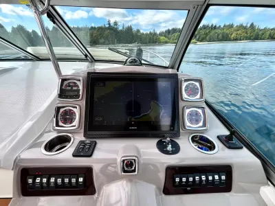 Pre-Owned 2018 Chaparral 330 Signature for Sale | Vancouver, BC | M&P Yacht Centre | 6a912cb785f8ff06d0058ff4