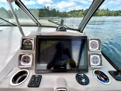 Pre-Owned 2018 Chaparral 330 Signature for Sale | Vancouver, BC | M&P Yacht Centre | 6a912cb785f8ff06d0058ff4