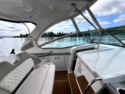 Pre-Owned 2018 Chaparral 330 Signature for Sale | Vancouver, BC | M&P Yacht Centre | 6a912cb785f8ff06d0058ff4